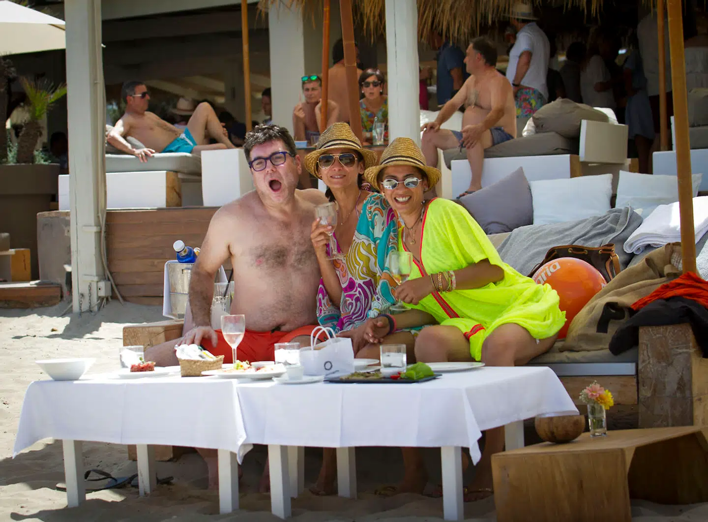 Humøret er ofte højt på spanske strandbarer, hvor drinks er kølige og rigelige – men det forhindrede ikke udskamning af borgmesteren i den catalanske by Manlleu, da en optagelse af hans kæmpebrandert begyndte at cirkulere på de sociale medier.