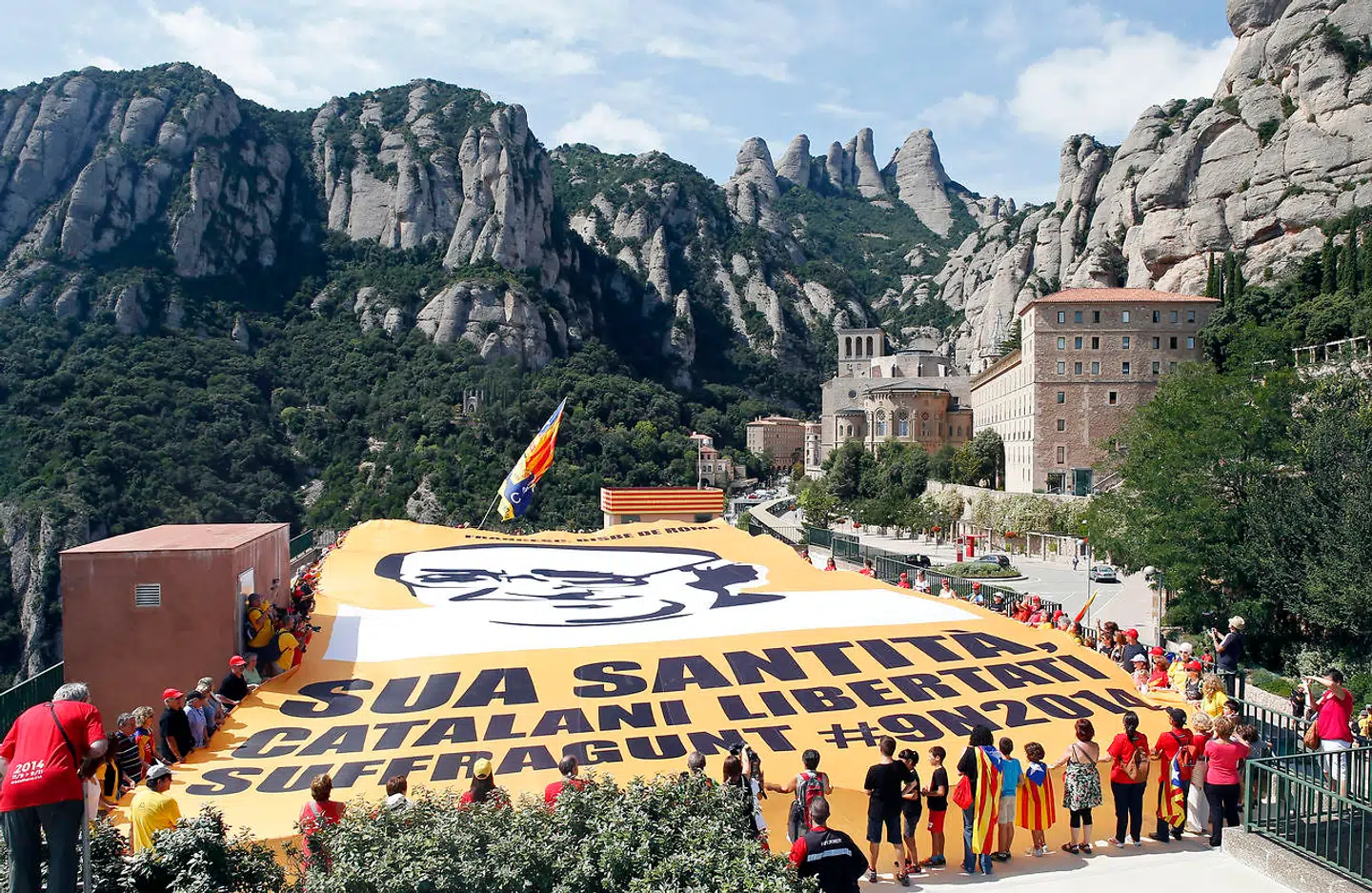 Benediktiner-klosteret, der ligger højt oppe på det majestætiske Montserrat-bjerg nær Barcelona, er samtidig er »helligdom« for den catalanske nationalisme.