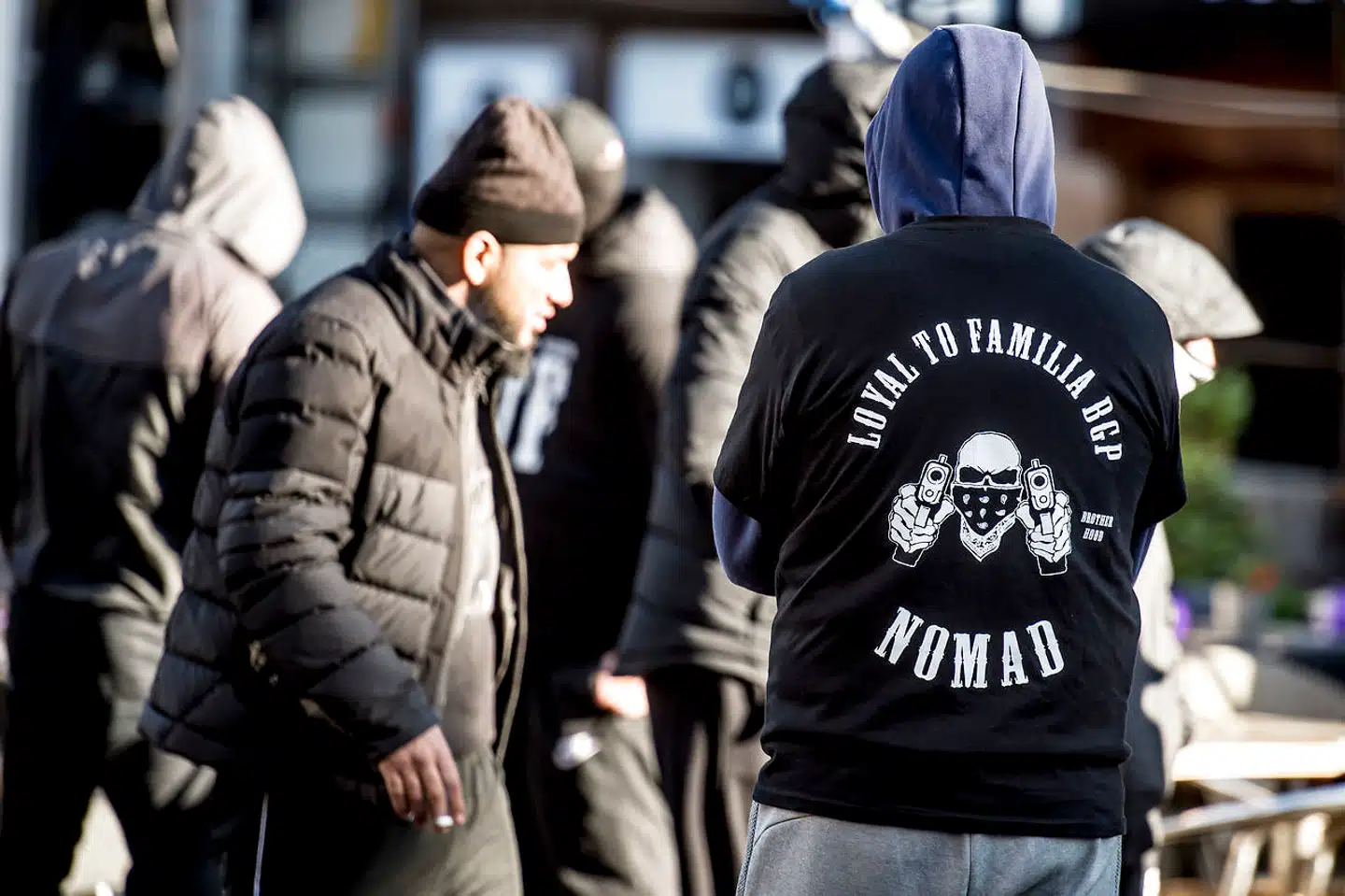 Medlemmer af banden Loyal to Familia (LTF) var mødt op foran Københavns Byret, da der mandag den 9. oktober 2017 ventedes dom i sagen mod den dengang 30-årige LTF-leder, Shuaib Khan.