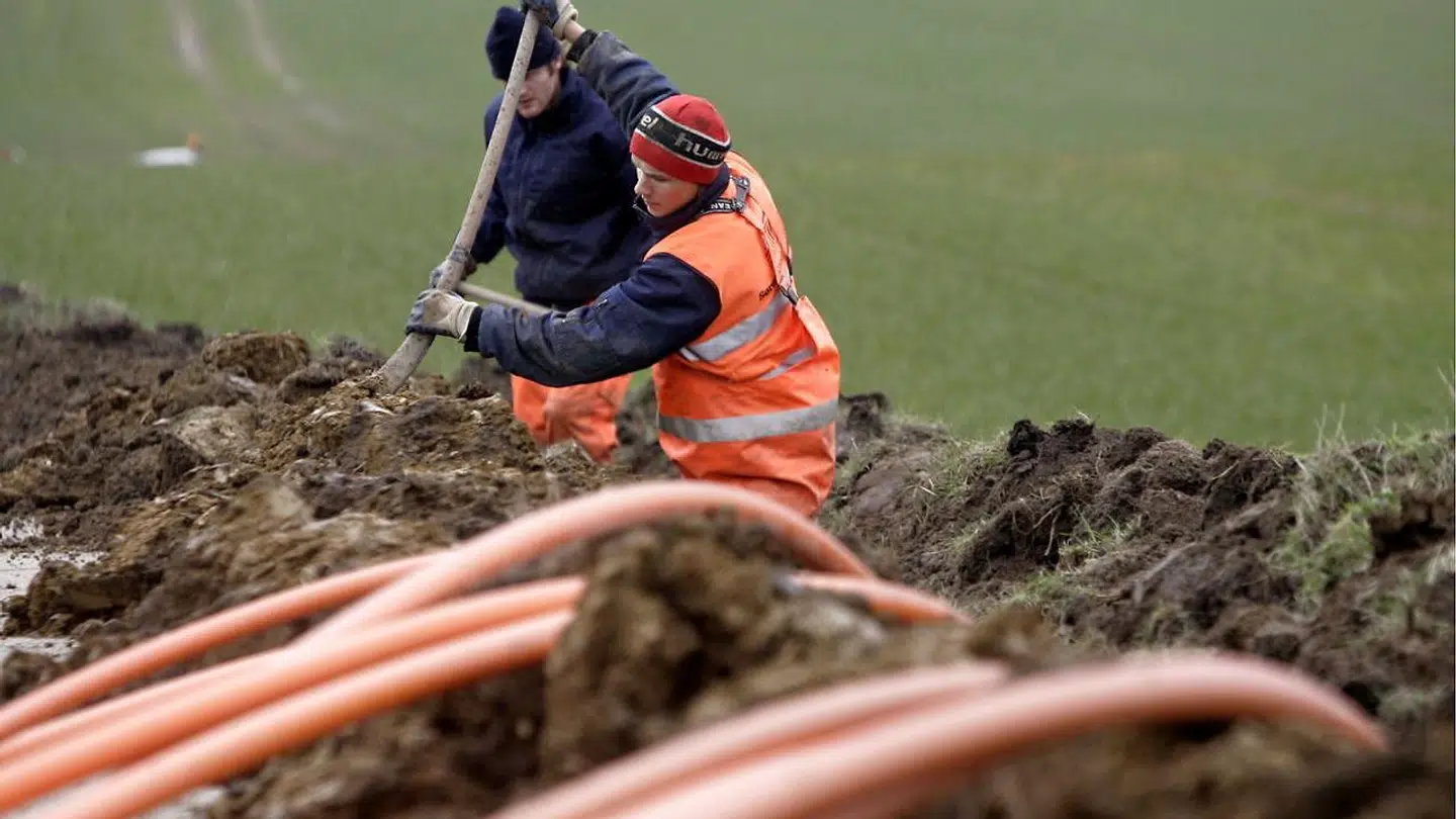Overalt i landet graves der lysoptiske fiberkabler ned, som kan levere hurtige internetforbindelser, TV og telefoni, og der er stadig større rift om at få adgang til nettene og dermed til de kunder, som enten allerede er koblet på eller bor kort fra nærmeste mulighed for at blive det.