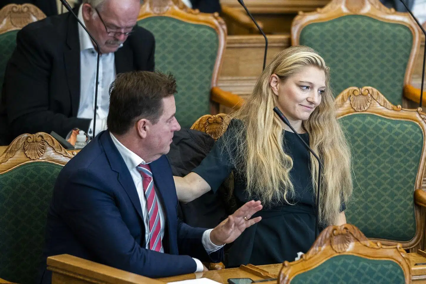Jens Rohde var én af tre partifæller, der stemte på Martin Lidegaard som ny R-leder. Her ses han til torsdagens åbningsdebat i Folketinget med Zenia Stampe, der stemte på Sofie Carsten Nielsen.