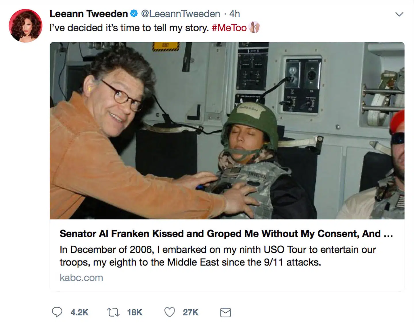 Fotoet, der gik viralt: Radioværten Leeann Tweeden offentliggjorde et billede, hvor senator Al Franken tager hende på brysterne, mens hun sover.