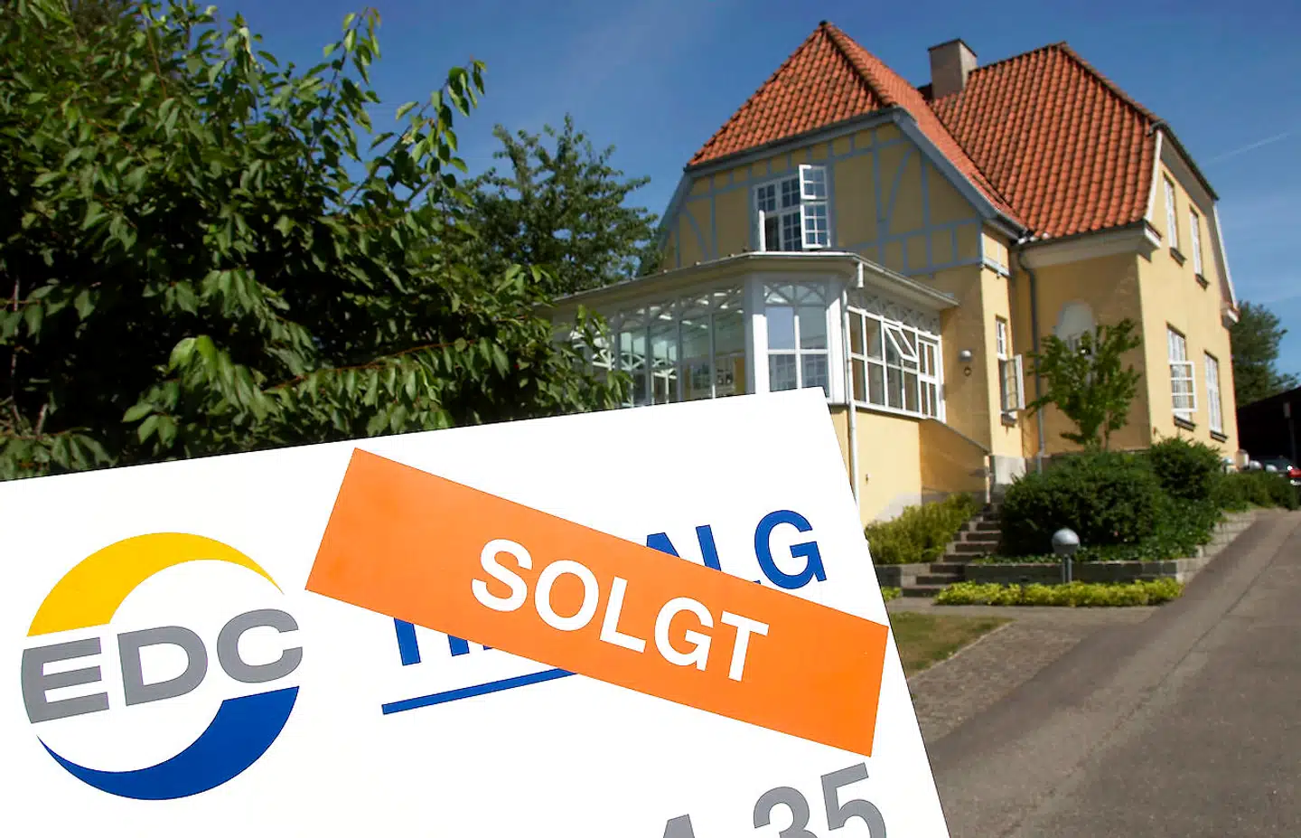 Efter en hård opbremsning er der så småt ved at komme gang i boligsalget igen, påpeger flere ejendomsmæglerkæder. Boligøkonom spår, at coronakrisen kan øge interessen for at købe hus med have frem for lejlighed.