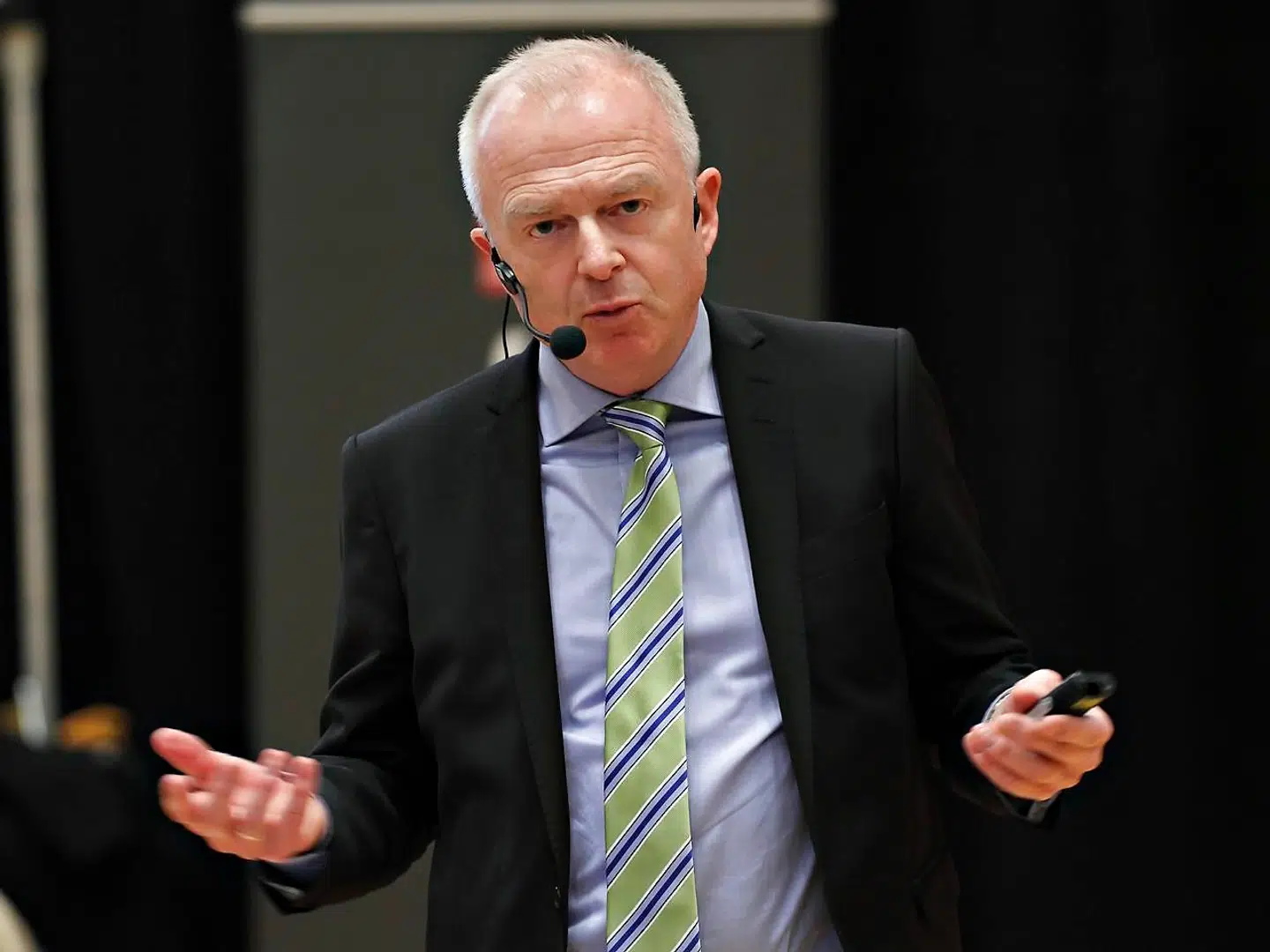 Per Munck, direktør i Skjern Bank, må ikke oplyse, om banken har indberettet specifikke transaktioner, men han understreger, at banken tager sine forpligtelser omkring bekæmpelse af hvidvask og terrorfinansiering meget alvorligt.