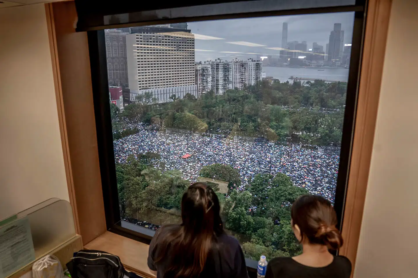 På Xi Jinpings liste over sensitive emner står Hongkong. 18. august sidste år gik hundredtusinder af Hongkong-borgere på gaden for at prostere mod et lovforslag, som ville give tilladelse til, at borgere kan udleveres til retsforfølgelse i Kina. Det er blevet set som et overgreb mod den politiske frihed, som Hongkong har haft fra Kina, siden byen blev overdraget fra Storbritannien til Kina i 1997.