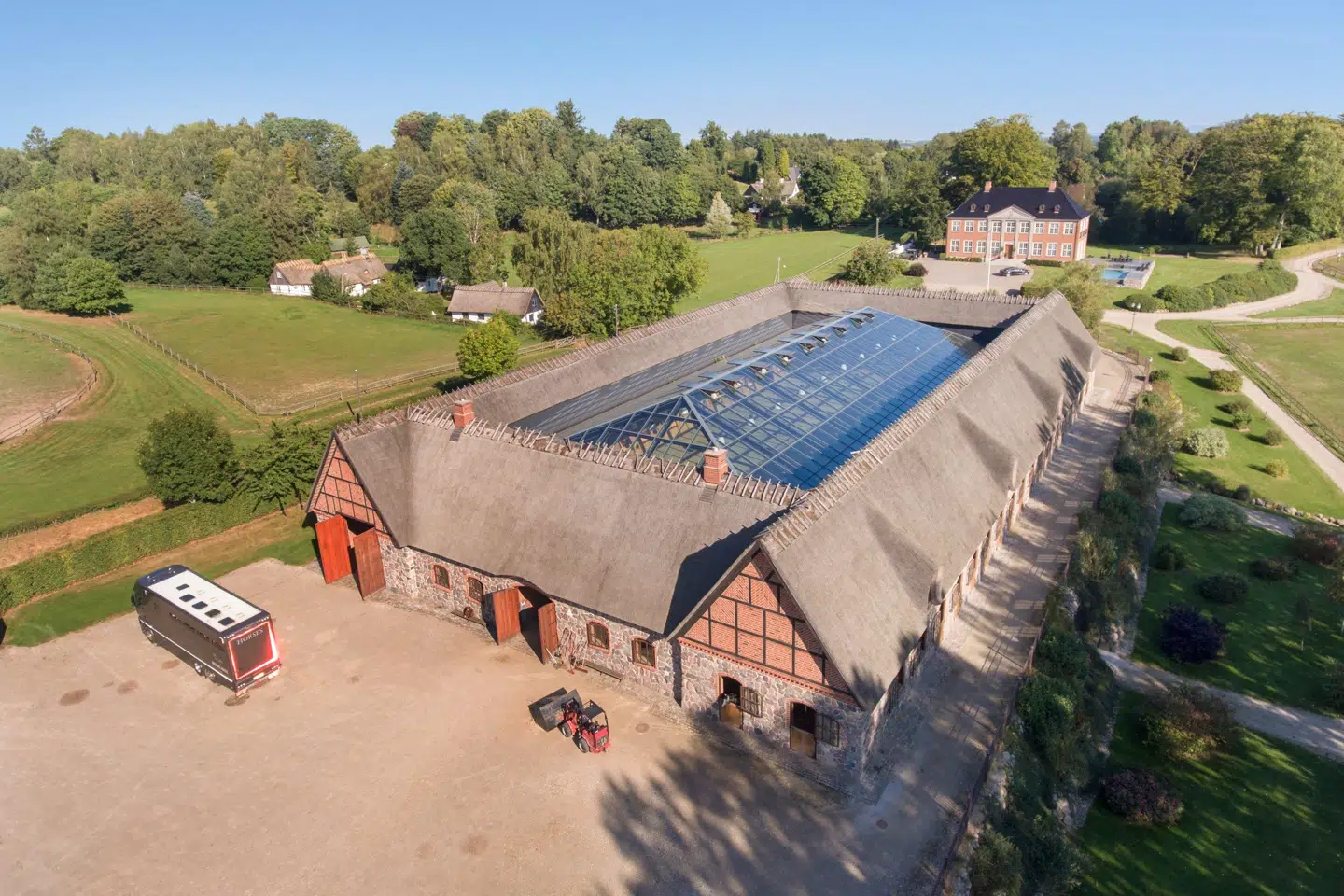 Med til landejendommen hører blandt andet en glasoverdækket ridebane på 24x50 meter, som er opvarmet og med voksbund. Foto: Ejendomsmæglerfirmaet Ivan Eltoft Nielsen