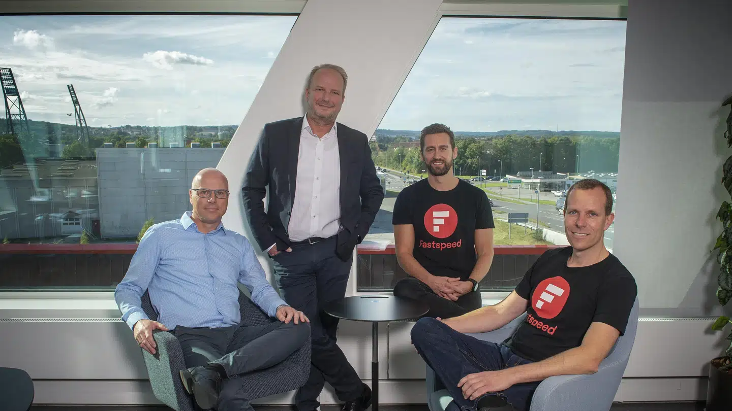 De store smil var fremme efter underskrivelsen af den nye aftale, som bringer Fastspeed hurtigt ind på Nord Energis fibernet som ny internetudbyder, fordi teknikken, som selskabet OpenNet hjælper med, kan »genbruges« fra andre fibernetaftaler. Fra venstre ses Christian Frost Lauridsen (direktør i Nord Energi Fibernet), Henrik Møller Nielsen (direktør i OpenNet), Morten Boe Andersen (kommerciel direktør i Fastspeed) og Jens Raith (administrerende direktør i Fastspeed).