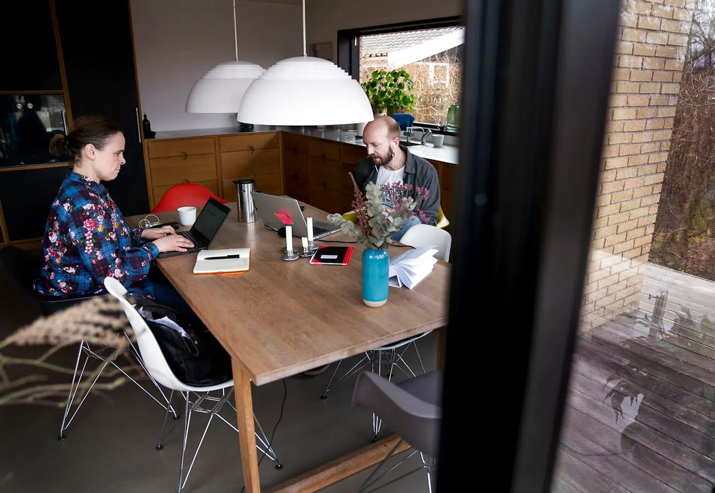 Det er en hjemmearbejdsplads som denne, Ergoterapeutforeningens formand advarer mod. Hun påpeger, at manglende ergonomisk inventar vil få fysiske og psykiske konsekvenser.