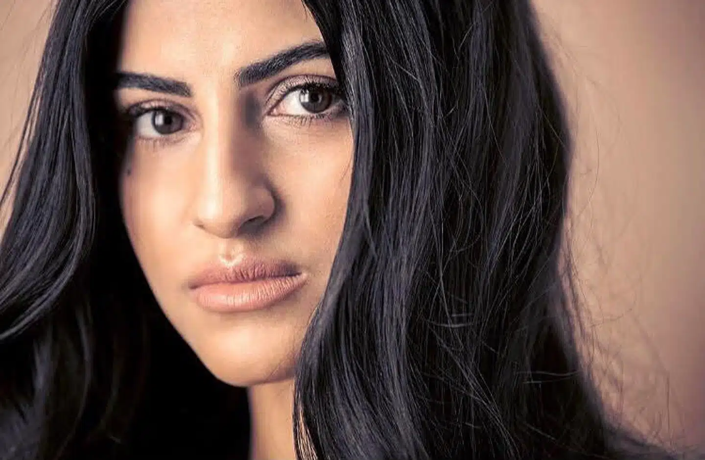 Zeinab Mosawi er opvokset i Allerød. Da hun var 16 år gammel, blev hun sendt til Irak på genopdragelsesrejse. Dengang var hun ikke dansk statsborger, og det var derfor svært at få hjælp af myndighederne.