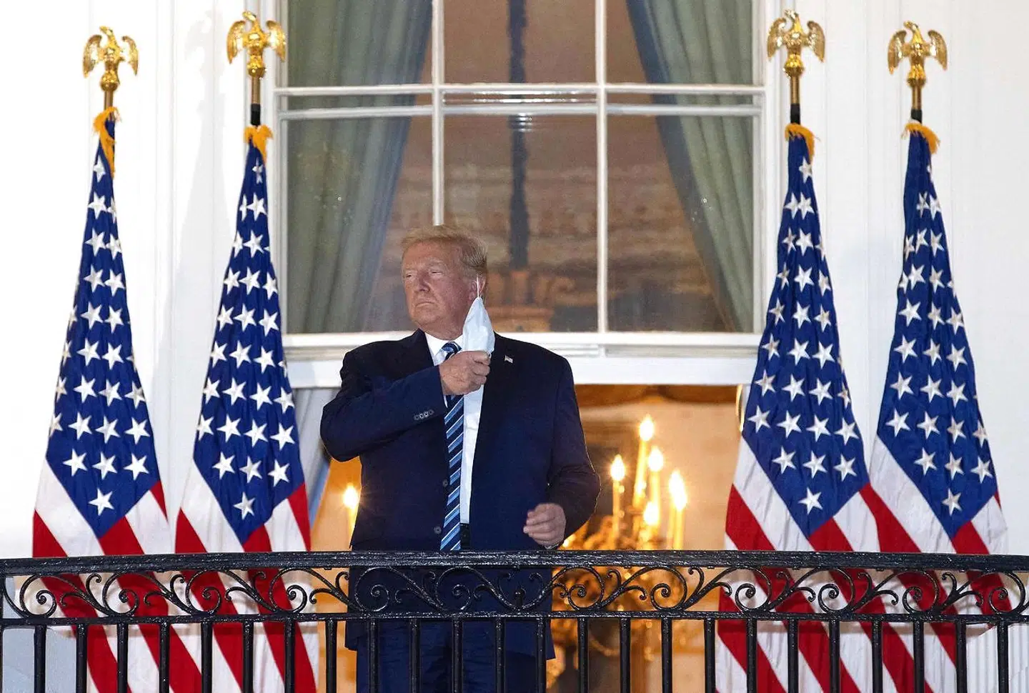 Præsident Donald Trump da han vendte tilbage til Det Hvide Hus efter at havde været indlagt med coronavirus.