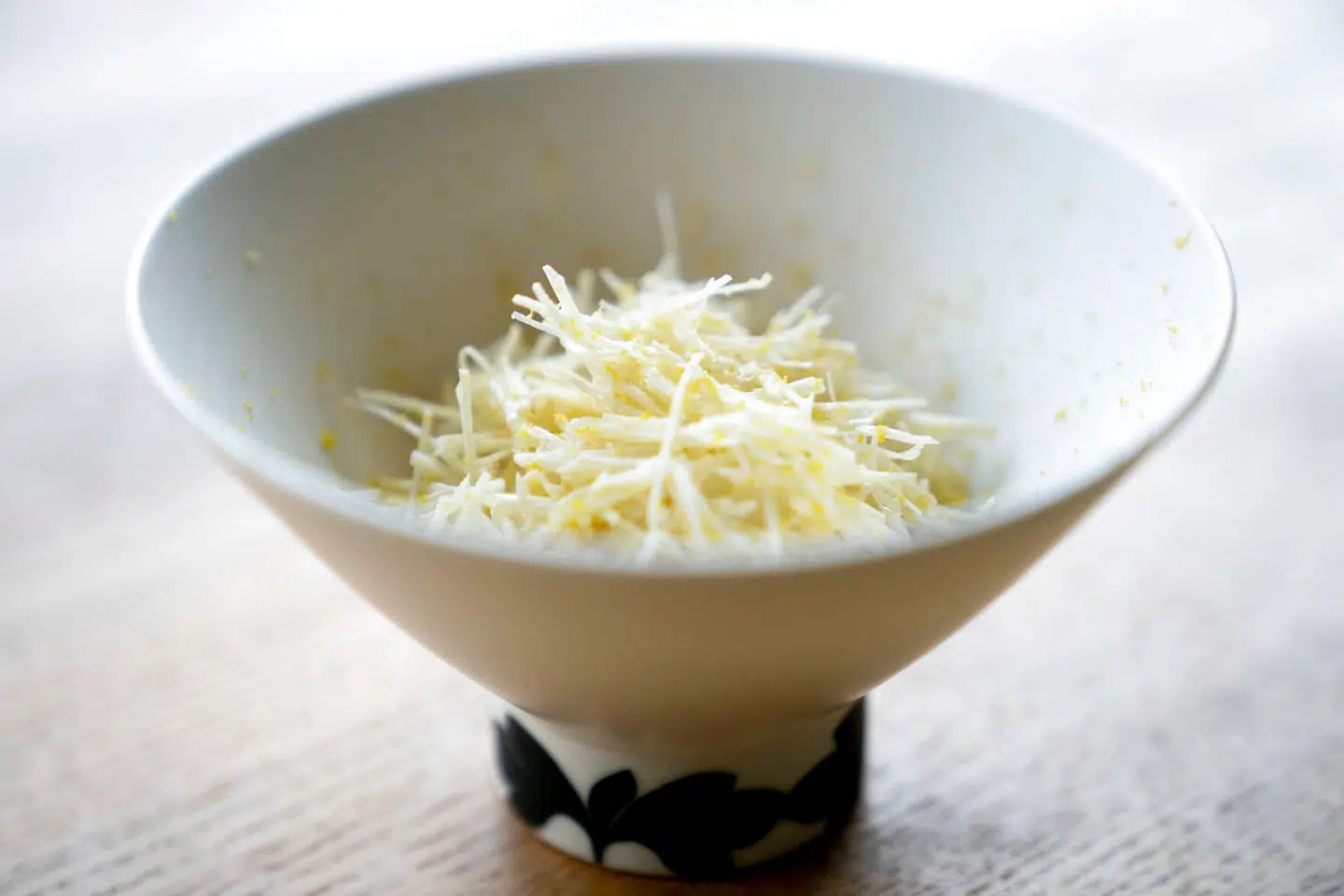 Røget stør med dampet og smørstegt blomkål og kastanjer.