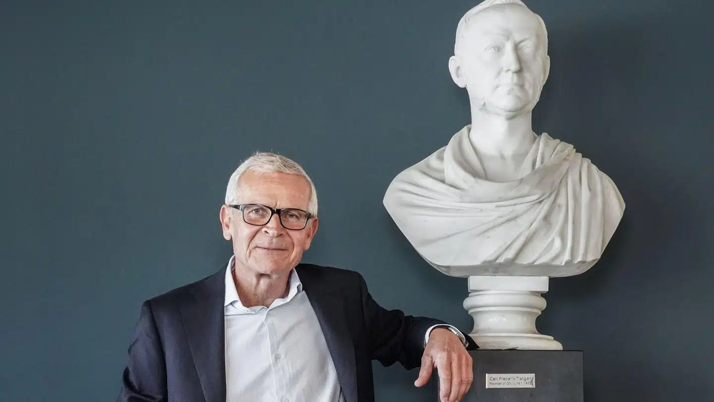 Erhvervsmanden C.F. Tietgen (busten) var med til at bringe telegrafen til Kina, men havde nok alligevel ikke drømt om også trådløse hovedtelefoner og ørepropper, som René Svendsen-Tune og hans GN Audio i dag producerer under navnet Jabra i en del af Tietgens gamle koncern.