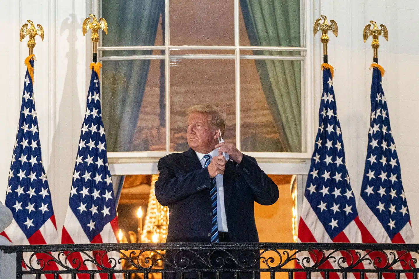Det var et symbolladet øjeblik, da præsident Donald Trump fjernede masken, da han natten til tirsdag dansk tid returnerede til Det Hvide Hus.