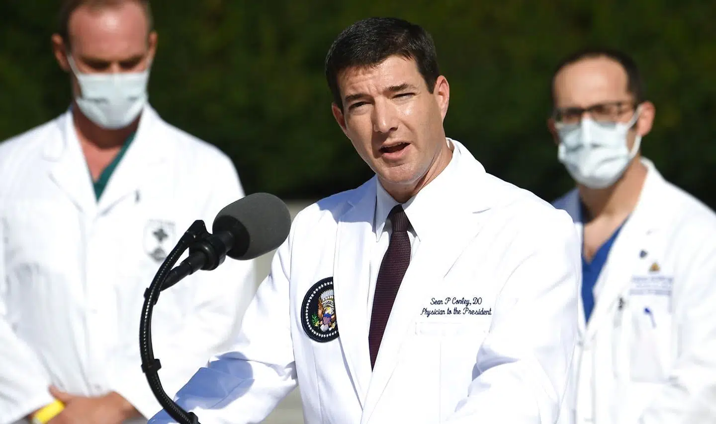 Præsident Trumps læge, Sean Conley, er manden, der har stået i spidsen for den omfattende behandling af den coronasmittede præsident. Han har givet præsidenten en regulær cocktail af lægemidler og nogle frygter, at kombinationen af midler kan give præsidenten sundhedsudfordringer på et senere tidspunkt.