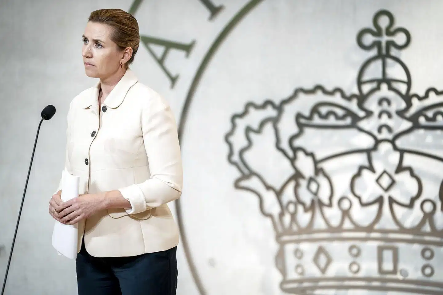 Birgitte Vølund og Nis Peter Nissen skriver til medlemmer af Folketinget: »Med epidemiloven, som I vedtog i marts, har I givet en del af den magt, I har fået af vælgerne, videre til Regeringen og dens ministre. Blandt andet magten til at frihedsberøve danskere for at undgå smitte.«