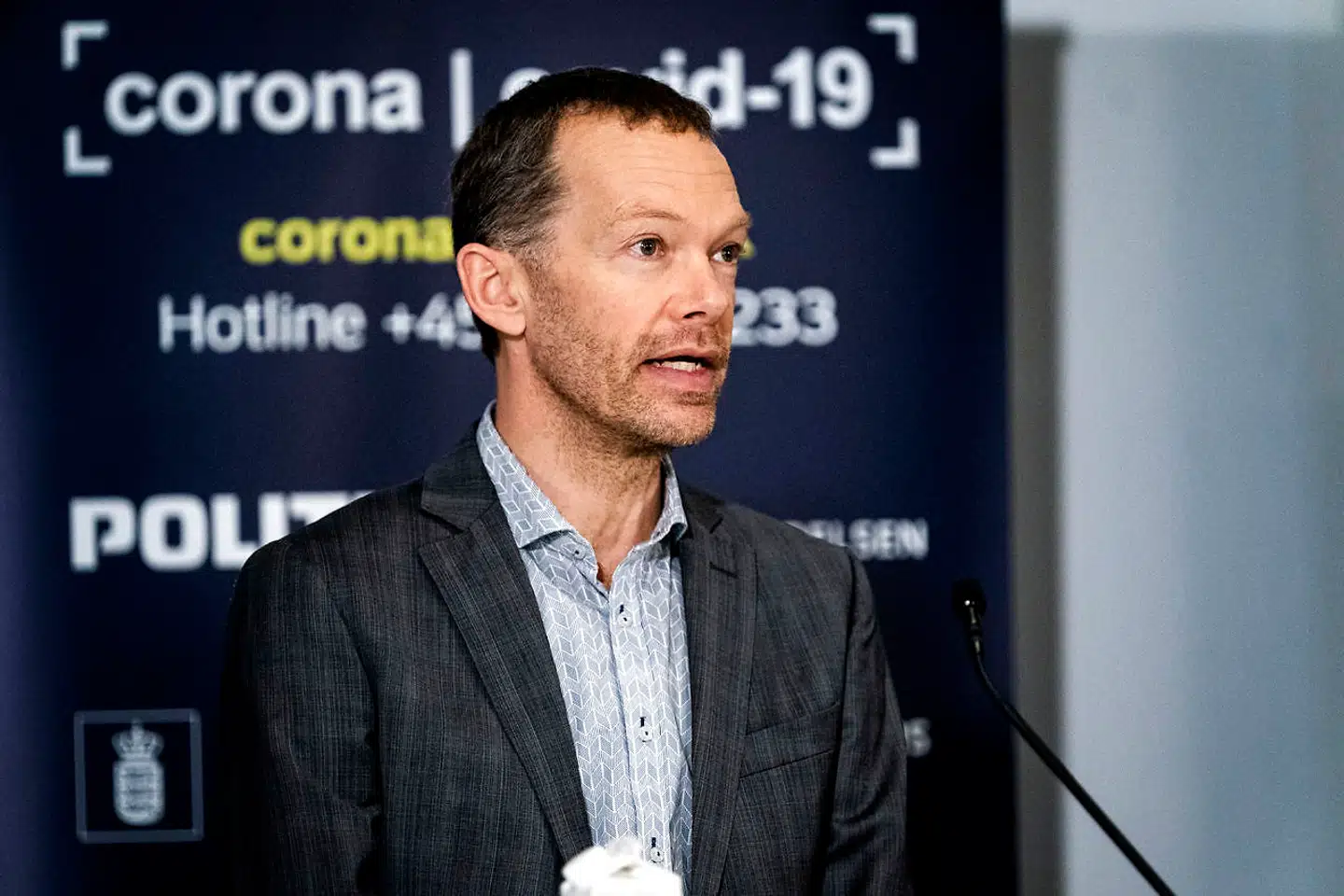 Erik Brøgger Rasmussen, direktør for organisation og borgerservice i Udenrigsministeriet, blev smittet med coronavirus efter et kursus i forsvaret. 29 ud af 34 deltagere blev erklæret positive. Efterfølgende har forsvarsakadamiet erkendt, at kurset nok skulle have været aflyst.