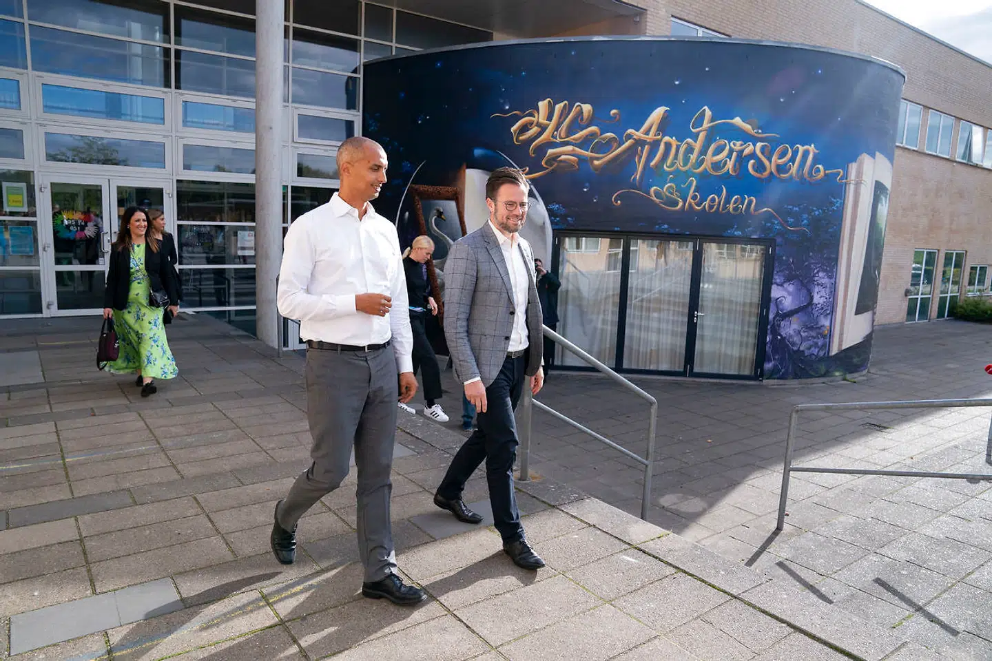 Udlændinge- og integrationsminister Mattias Tesfaye (S) og borgmester Peter Rahbæk Juel efter møde om negativ social kontrol og imamers involvering i den. Mødet fandt sted på H.C. Andersen Skolen nær Vollsmose.