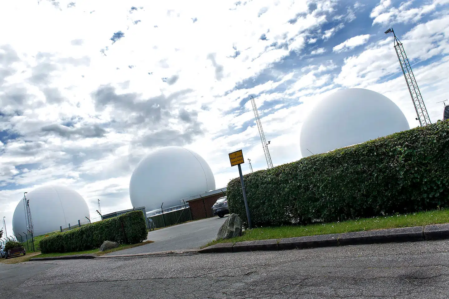 Forsvarets Efterretningstjeneste, som har hovedsæde på Kastellet i København og indhentningsstationer på Amager og udenfor Hjørring (her på billedet) har ifølge Tilsynet med Efterretningstjenesterne begået en stribe lovbrud. Tilsynets oplysninger er ifølge Berlingskes kilder baseret på hemmelige lydoptagelser af en række ansatte.