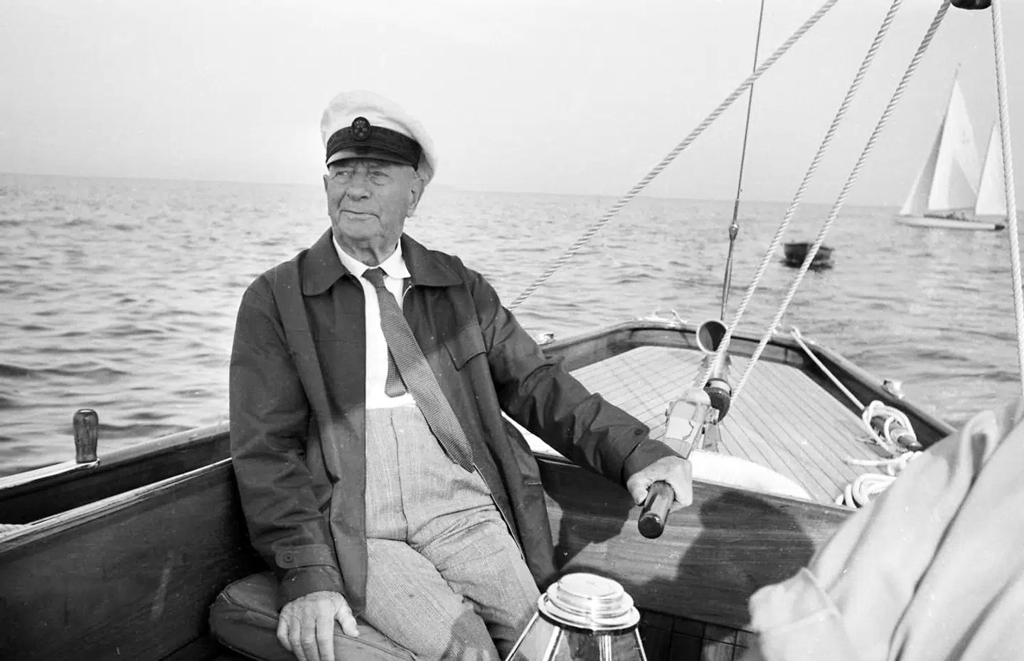 Skibsreder A.P. Møller i sin sejlbåd i 1960. Han stiftede i 1904, for 116 år siden, A.P. Møller - Mærsk, der stadig er Danmarks største virksomhed målt på omsætning.