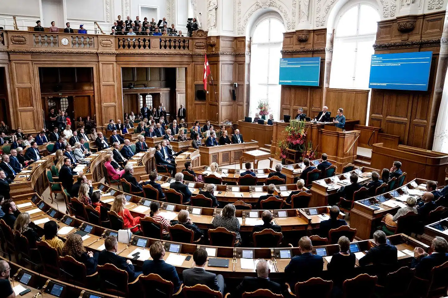 »Til disse traditioner hører også en gudstjeneste. Den er ganske vist ikke obligatorisk for folketingsmedlemmerne, men mange af vores magthavere regner det alligevel for god stil at deltage. (...) Derfor minder vi i Ateistisk Selskab om, at denne tradition er ude af trit med det omgivende samfund,« skriver Simon Nielsen Ørregaard.