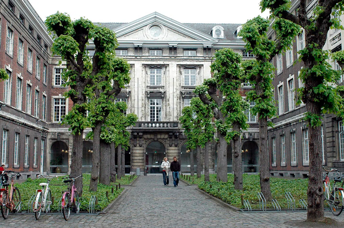 Det katolske universitet i Leuven uden for Bruxelles er et af Belgiens mest prestigefulde universiteter og er udklækningsanstalt for en god del af elitens børn.