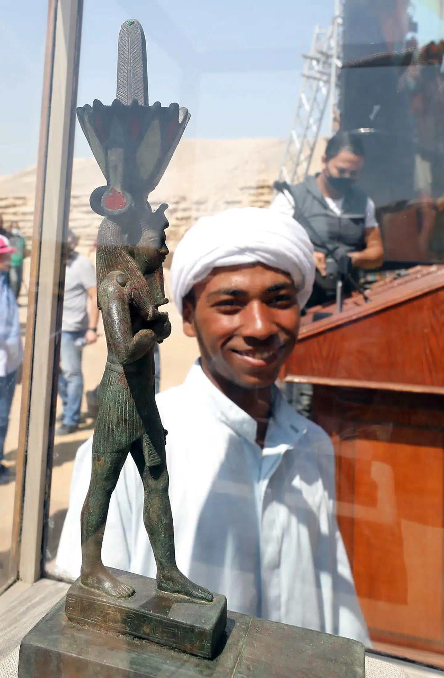 Man har også fundet en række bronzestatuetter af antikke egyptiske guder ved udgravningen i Sakkara.