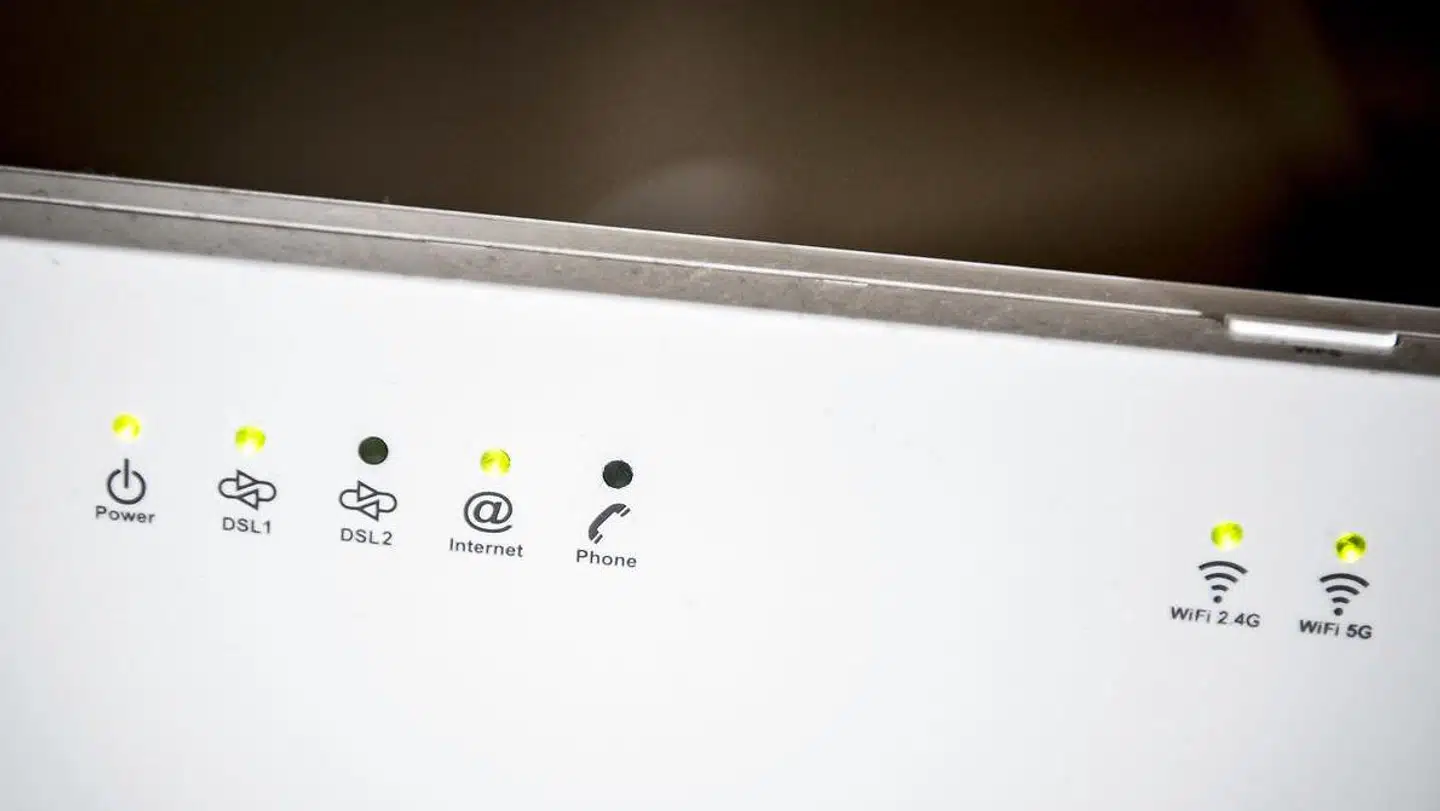 Internetrouteren blinker stadig lystigere og oftere i danske husstande, hvor behovet for bedre forbindelser vokser i takt med, at hjemmearbejde, streaming og spil vinder frem. Men der er dog endnu i omegnen af 124.000 hjem og virksomheder, som ikke kan få en ordentlig internetforbindelse, og det får de heller ikke i de kommende år trods politikernes løfter.