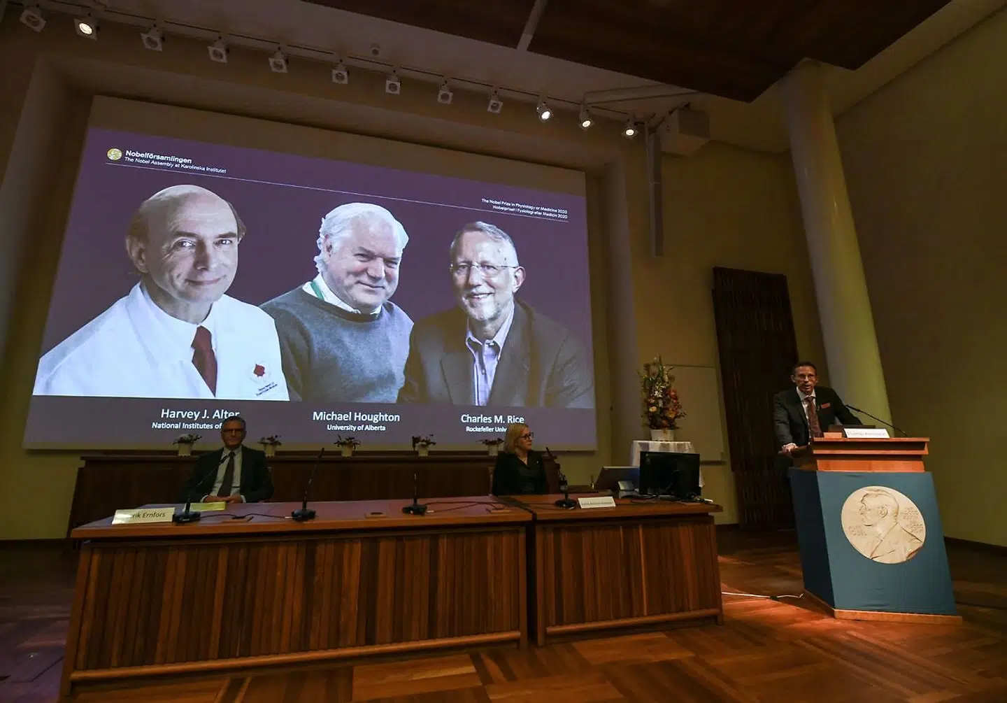 Arkivfoto: De tre forskere Harvey J. Alter, Charles M. Rice og Michael Houghton blev i dag udpeget som modtagere af Nobelprisen i medicin for deres arbejde med hepatitis C-virusset.