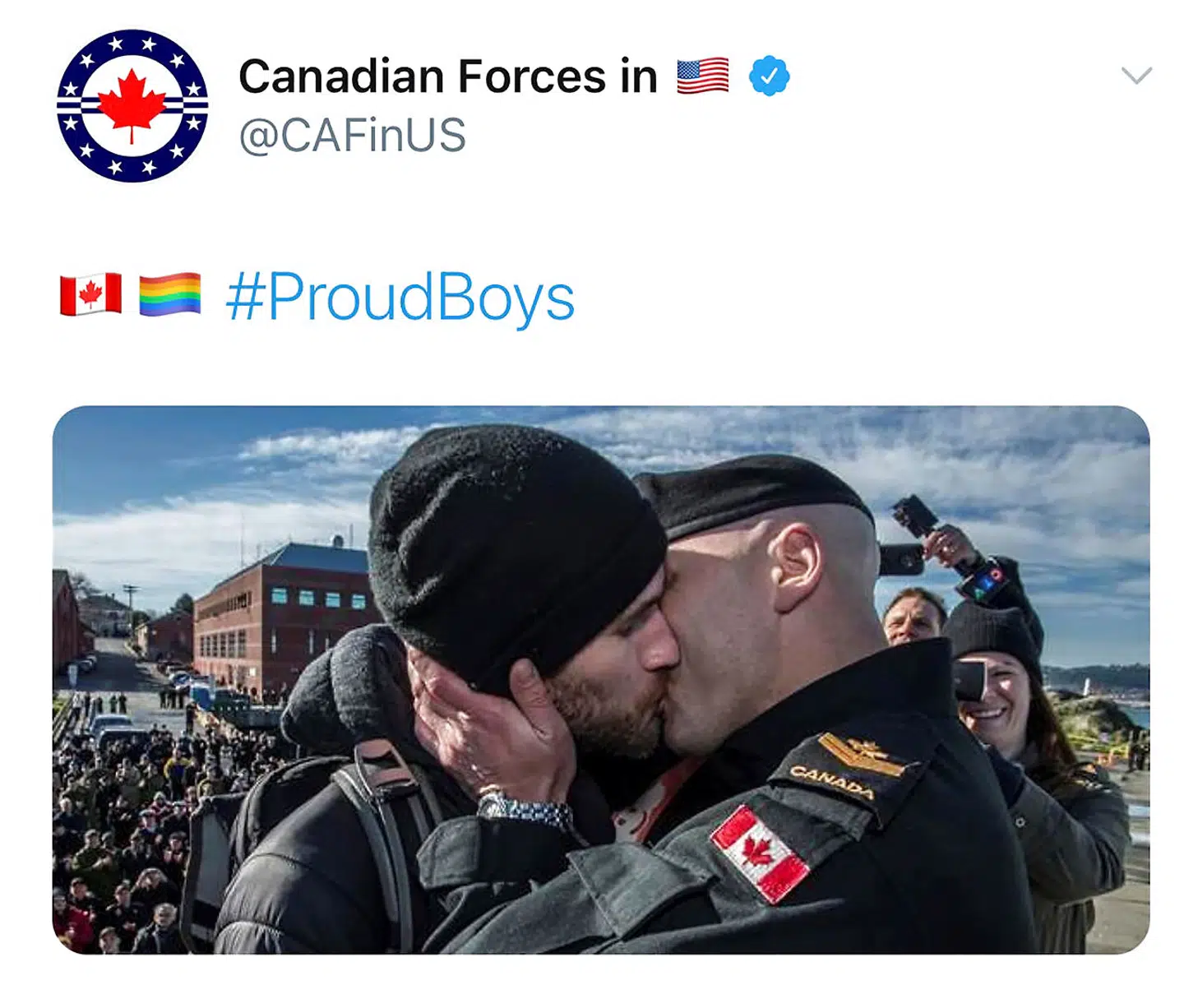 En canadisk soldat kysser sin partner efter at være kommet hjem til byen Victoria. Billedet blev lagt på Twitter af de canadiske væbnede styrker.