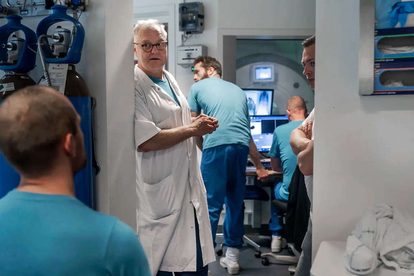 Lars Østergaard, ledende overlæge ved Aarhus Universitetshospital, har beskæftiget sig med infektionsmedicin siden studietiden. Hans hjertebarn har været kampen mod HIV – og ultimativt at finde kuren mod virussen, der forårsager AIDS.