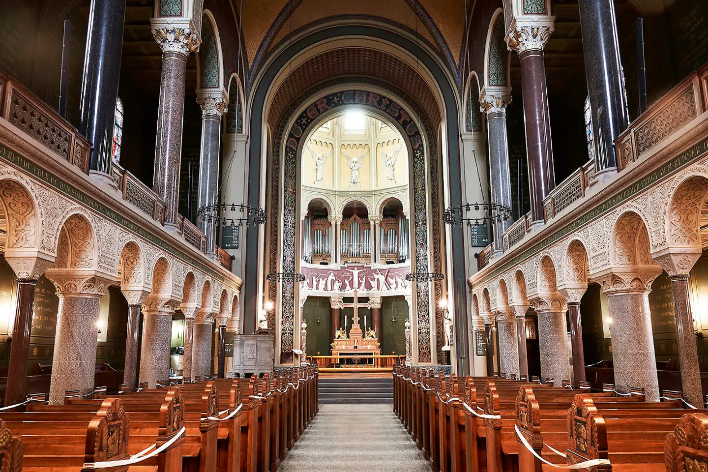 Jesuskirkens vilde og altomfavnende dekorationstrang truer konstant med at opløse bygningens struktur, men oplevelsen er overvældende.