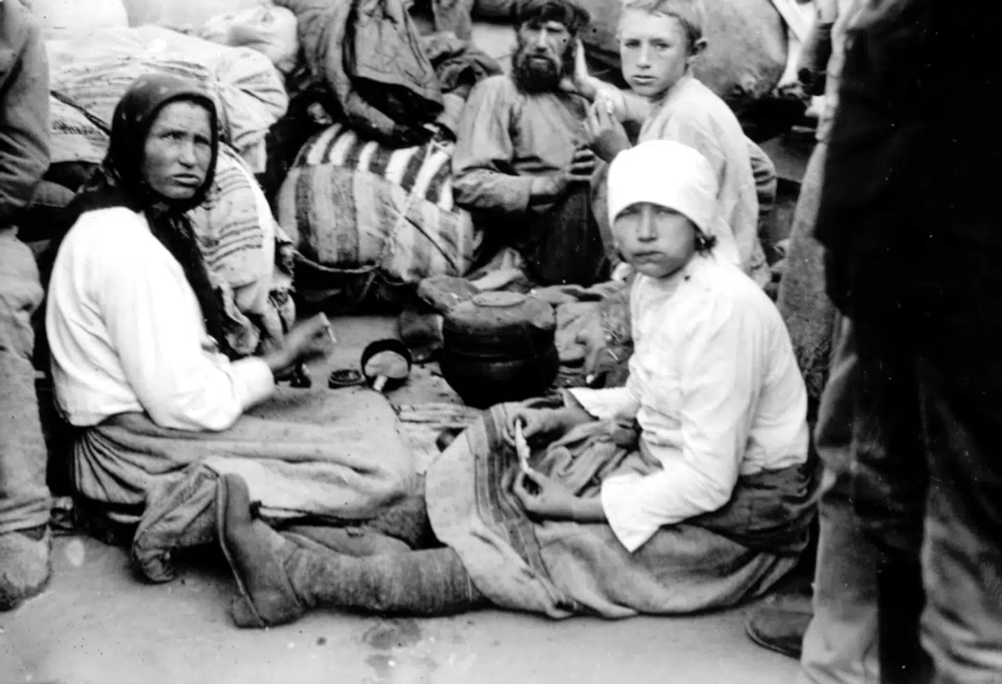 Flygtninge fra den tyske koloni i Saratov, venter i Samara på videre transport op af Volgafloden mod Sibirien 1939.