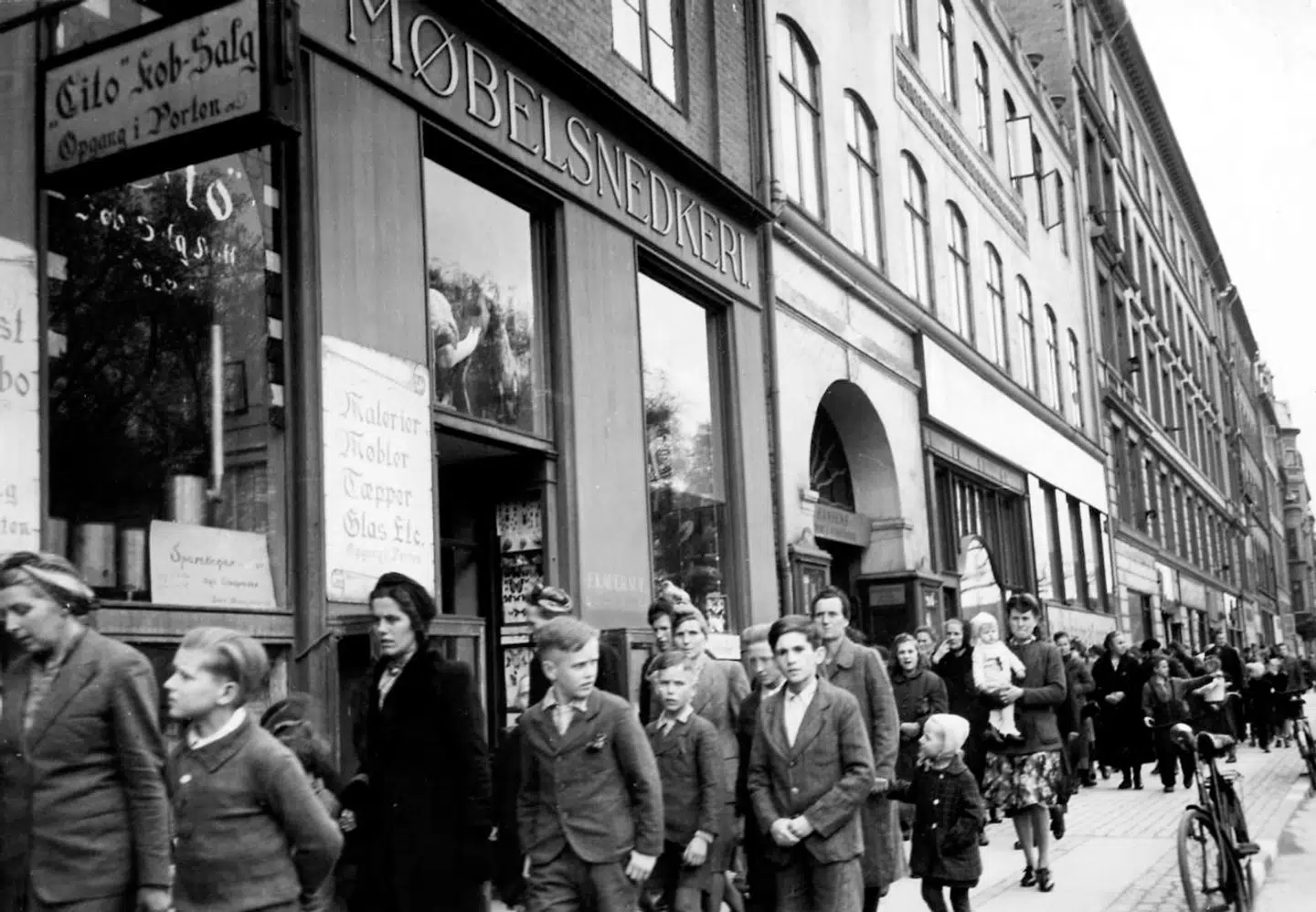 Tyske flygtninge i kø. København 1945.