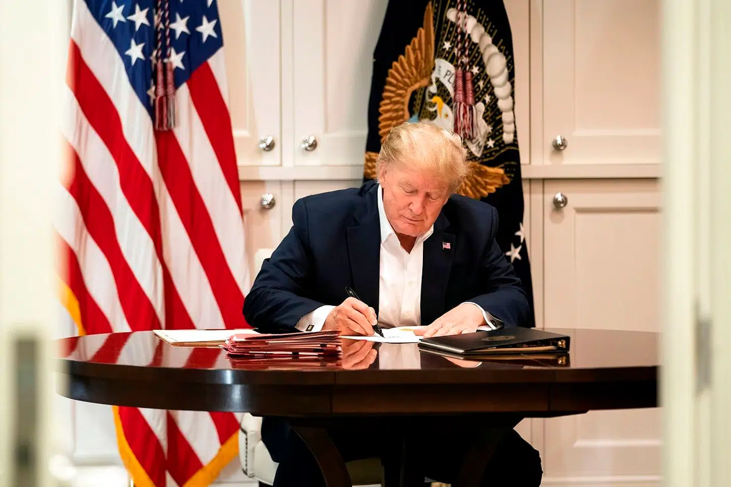 Arkivfoto. Donald Trump har det godt og vil senere søndag blive briefet om sikkerhedsspørgsmål, siger hans nationale sikkerhedsrådgiver, Robert O'Brien.