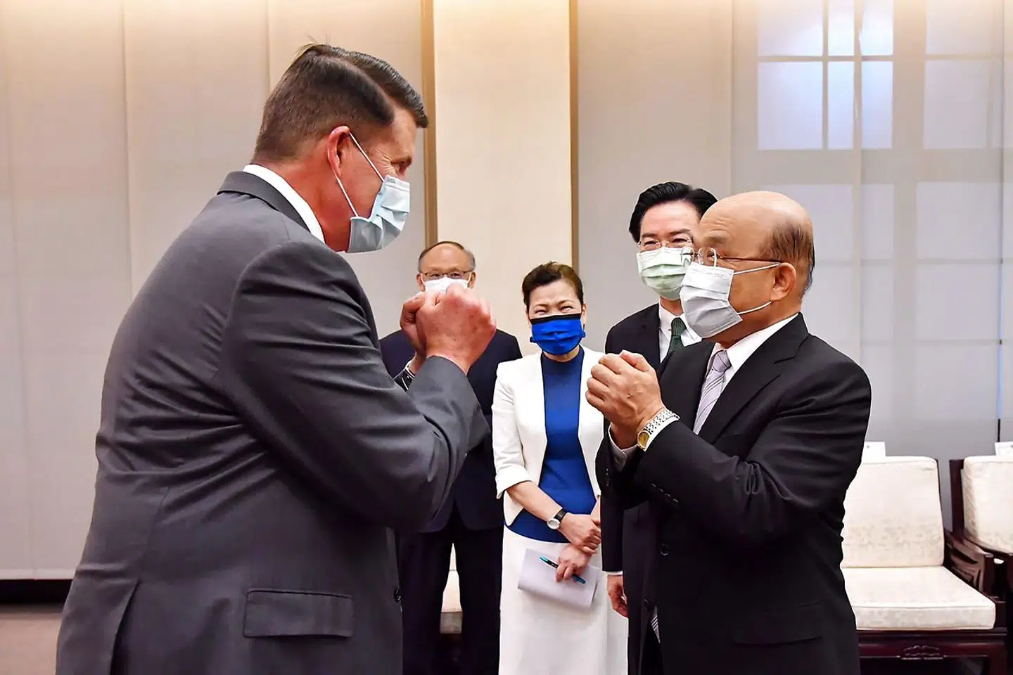 »Det demokratiske Taiwan står som næste offer på Kinas huggeblok. Derfor er det nødvendigt at stille spørgsmålet om hvad demokratiske lande anført af USA ville gøre, hvis Folkerepublikken Kina faktisk gjorde alvor af truslerne om at indtage Taiwan militært,« skriver Jonas Parello-Plesner. Til venstre ses en af USAs viceudenrigsministre Keith Krach, der hilser på Taiwans leder, Su Tseng-chang.