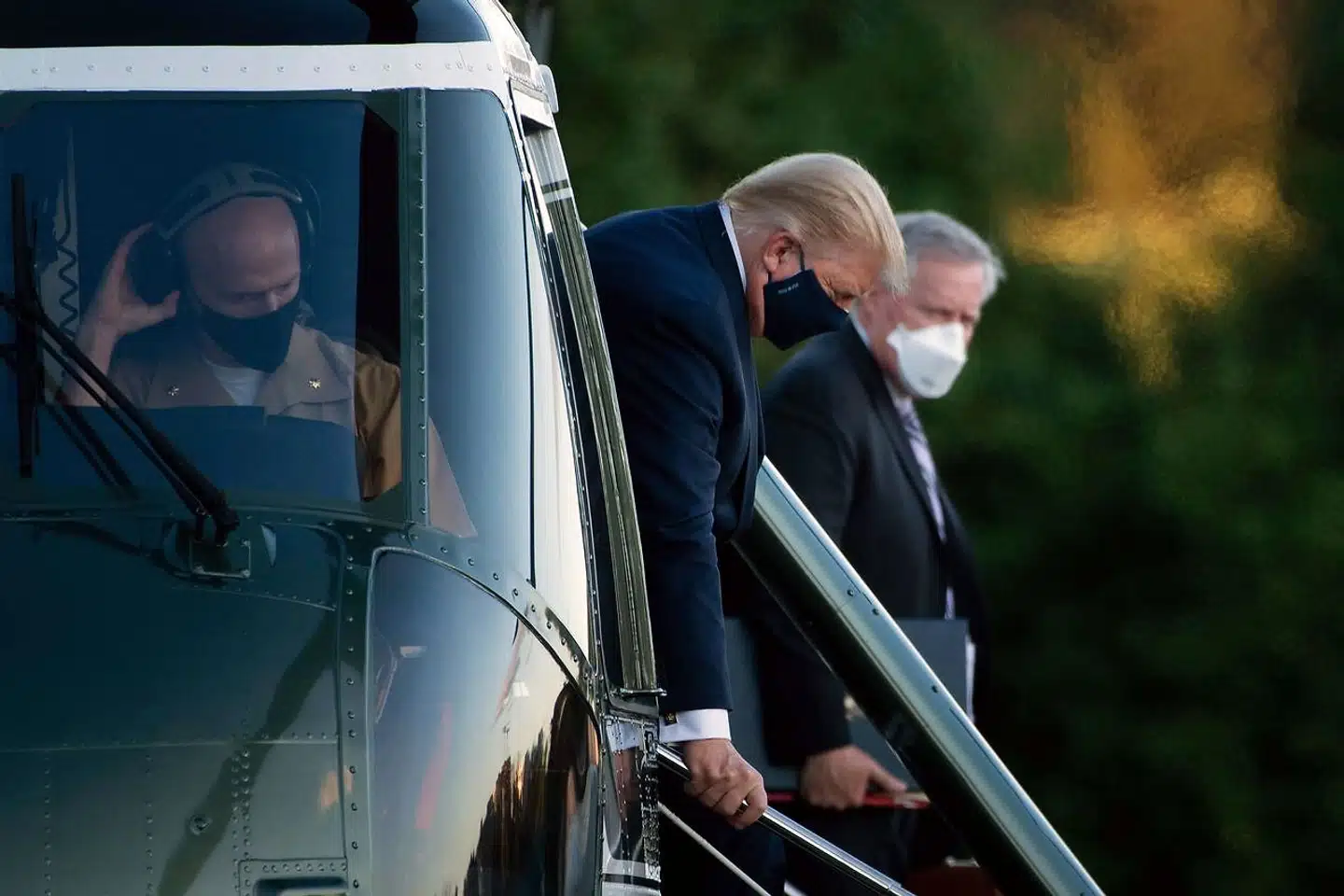 Torsdag 1. oktober om aftenen blev USAs præsident Donald Trump fløjet til Walter Reed Medical Center i Bethesda, Maryland. Det Hvide Hus' stabschef Mark Meadows (til højre) bekræfter nu, at præsidentens tilstand fredag morgen var »faretruende dårlig«. Foto: Brendan Smialowski / AFP