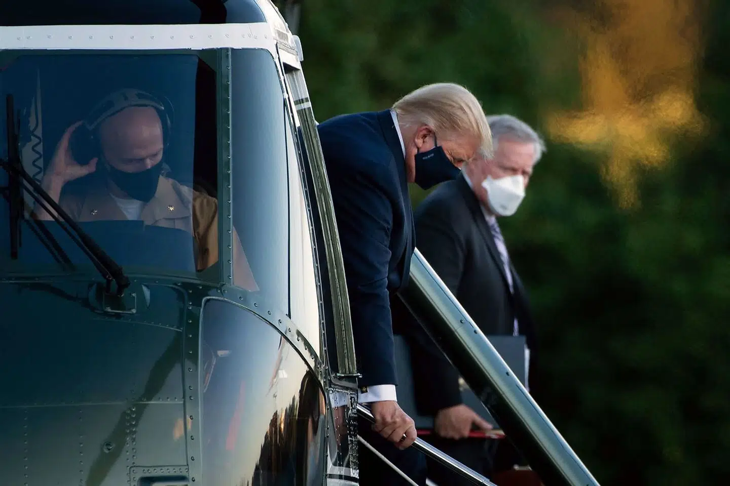 Torsdag 1. oktober om aftenen blev USAs præsident Donald Trump fløjet til Walter Reed Medical Center i Bethesda, Maryland. Det Hvide Hus' stabschef Mark Meadows (til højre) bekræfter nu, at præsidentens tilstand fredag morgen var »faretruende dårlig«. Foto: Brendan Smialowski / AFP