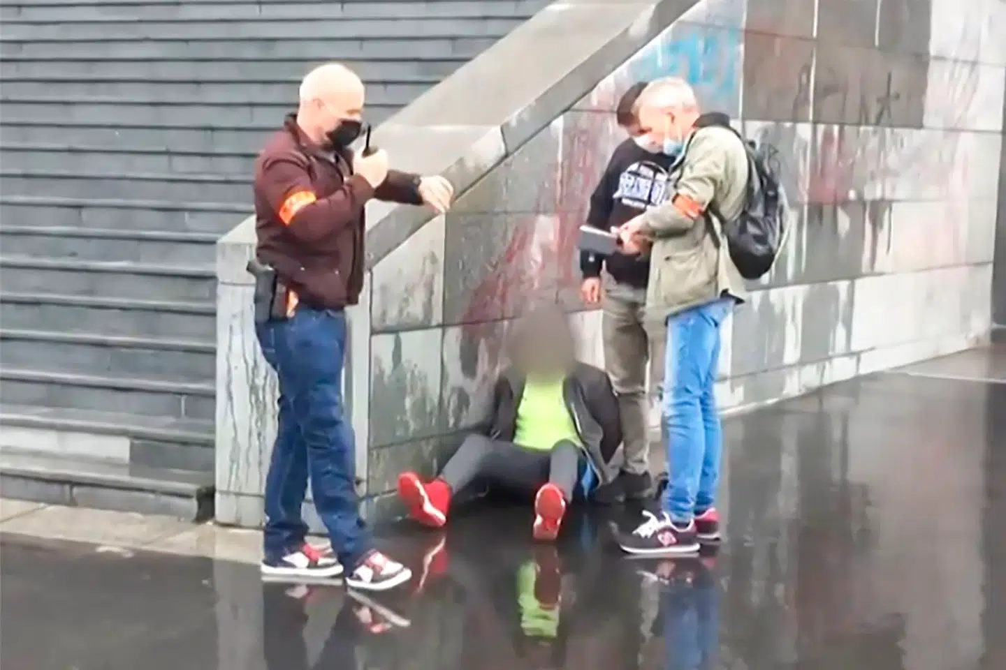 Det seneste af en lang række islamistiske attentater i Frankrig fandt sted som sent som sidste fredag, da en mand af pakistansk oprindelse – her omgivet af politifolk efter sin anholdelse – med en kødøkse gik til angreb på to tilfældige personer uden for en bygning i det centrale Paris, hvor satiremagasinet Charlie Hebdo tidligere havde til huse.