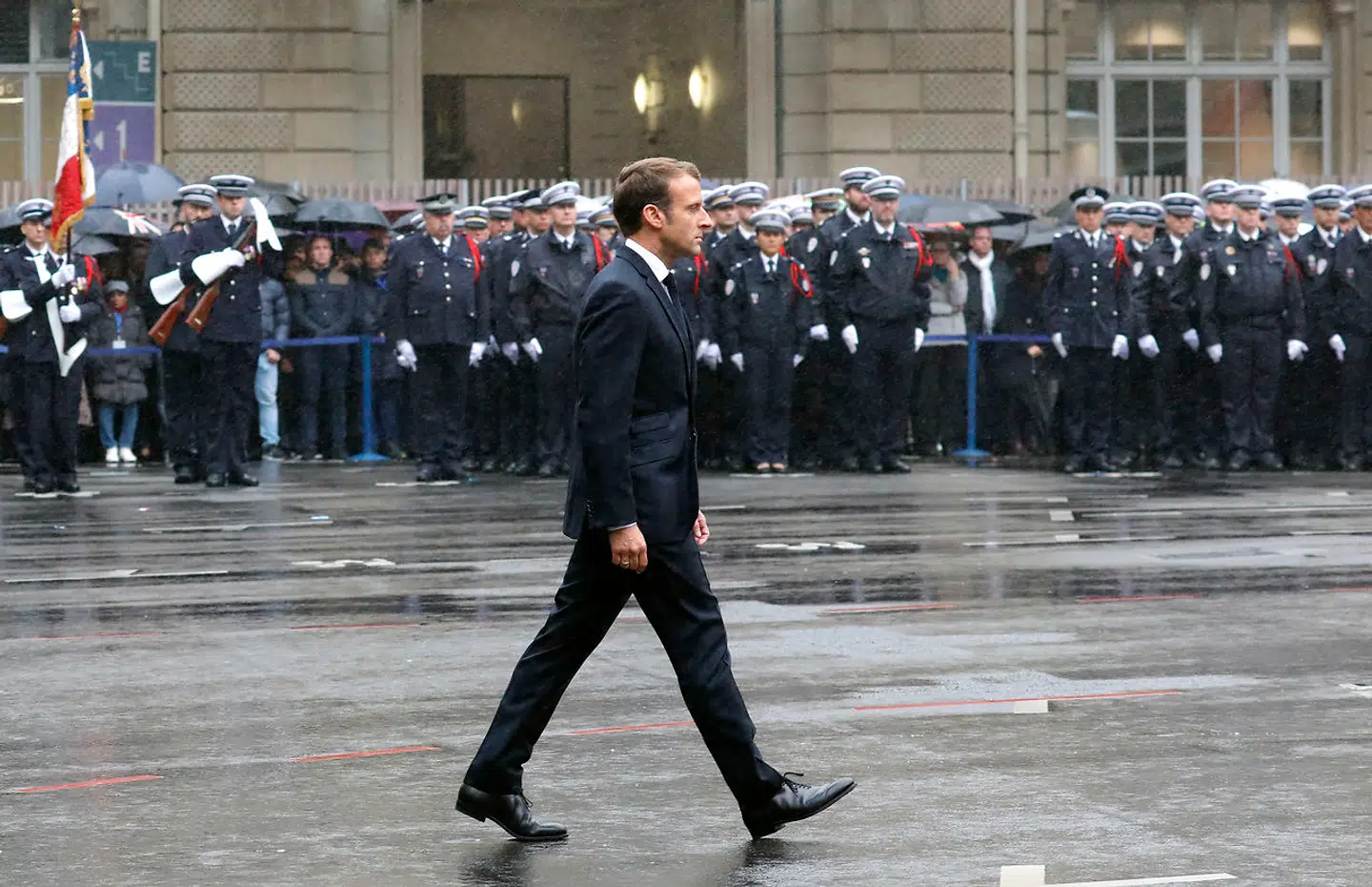 Emmanuel Macron under mindehøjtideligheden for ofrene ved sidste års attentat i politihovedkvarteret på Île de la Cité i det centrale Paris.