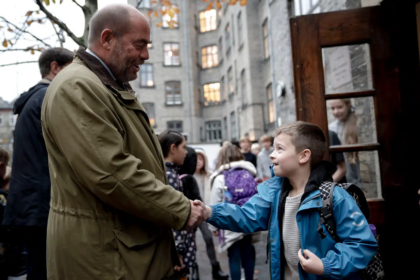 Samtlige elever på Krebs’ skole plejer at give hånd til skoleleder Mikael Fink-Jensen hver morgen. (Arkivfoto)