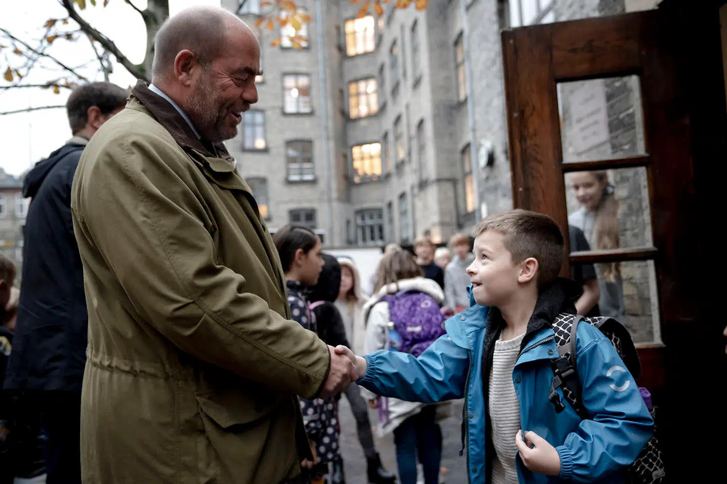 Samtlige elever på Krebs’ skole plejer at give hånd til skoleleder Mikael Fink-Jensen hver morgen. (Arkivfoto)