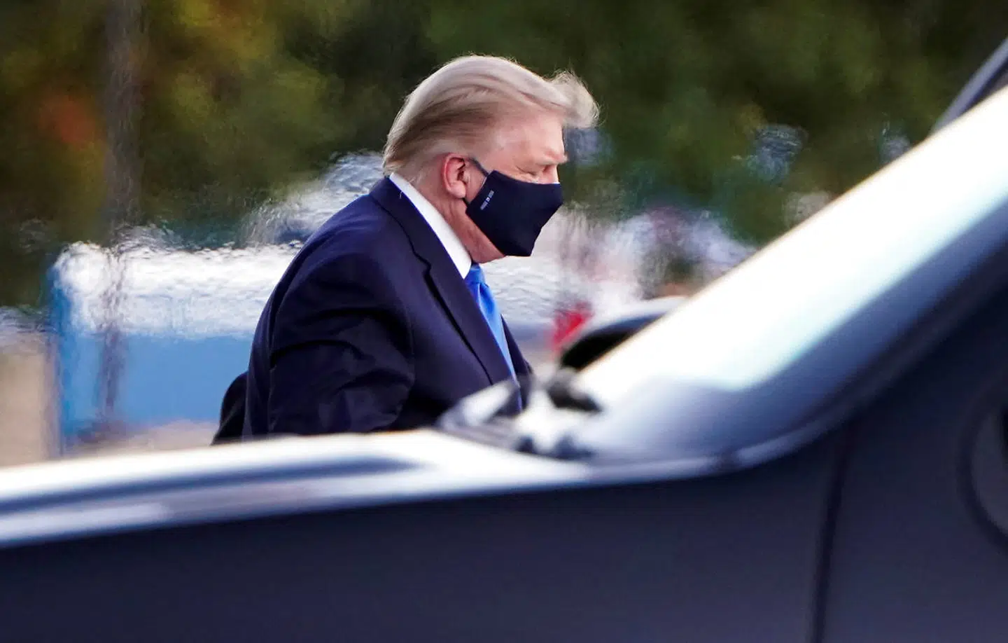 Præsident Donald Trump da han ankommer til Walter Reed National Military Medical Center, hvor han er blevet indlagt.