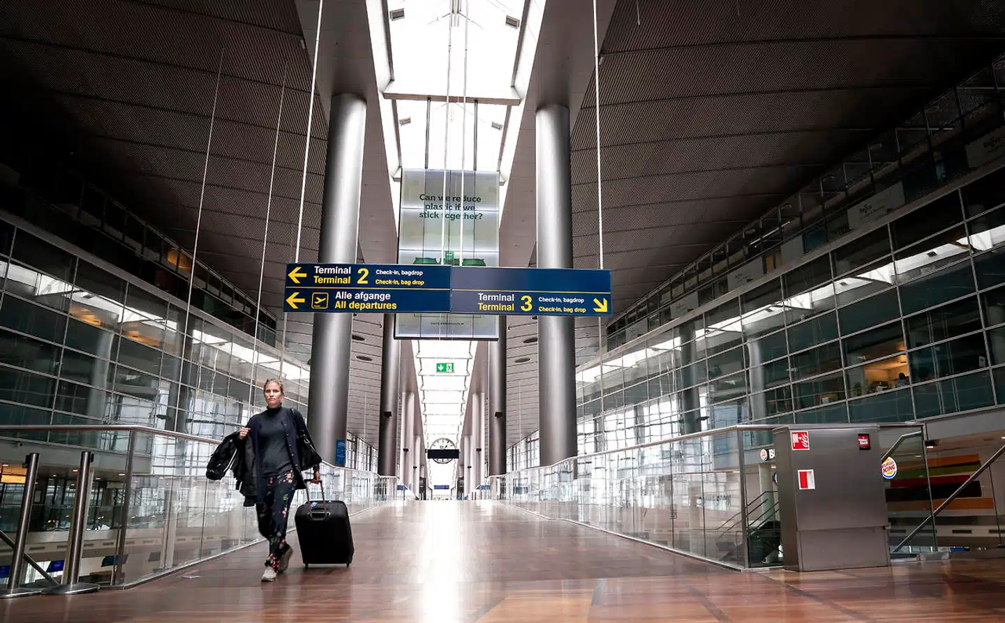 På en normal dag før coronakrisen ankom i omegnen af 83.000 rejsende dagligt til Københavns Lufthavn – dette tal faldt i april til cirka 1.000 daglige passagerer. Nu vil justitsministeren sikre, at rejsende på frivillig vis tilbydes en coronatest allerede ved gaten. Han vil dog ikke afvise, at testen kan blive obligatorisk.