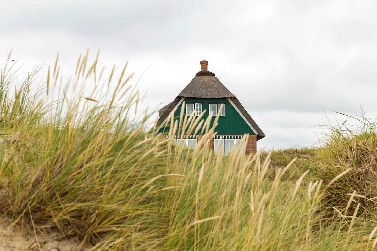 Indtægter fra udlejning kan betyde ganske meget ved købet af et sommerhus. Derfor kan det ikke undgå at sætte sig i priserne, hvis regeringen indskrænker mulighederne for at udleje sommerhuse, fremhæver Nordea Kredit.