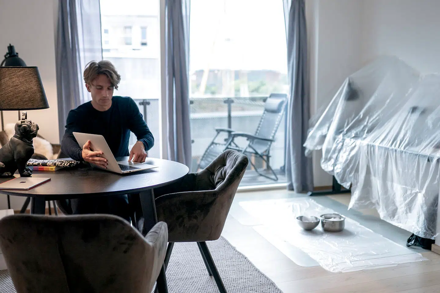 Joachim studerer jura på Københavns Universitet og har investeret i et hæve-sænkebord i sin nye lejlighed i Njalsgade på Amger. Men efter en vandskade for tredje gang er brudt igennem hans loft, har han spærret bordet af med plastik. Da vandskaden første gang opstod, løb vandet hen og samlede sig bag malingen over skrivebordet.