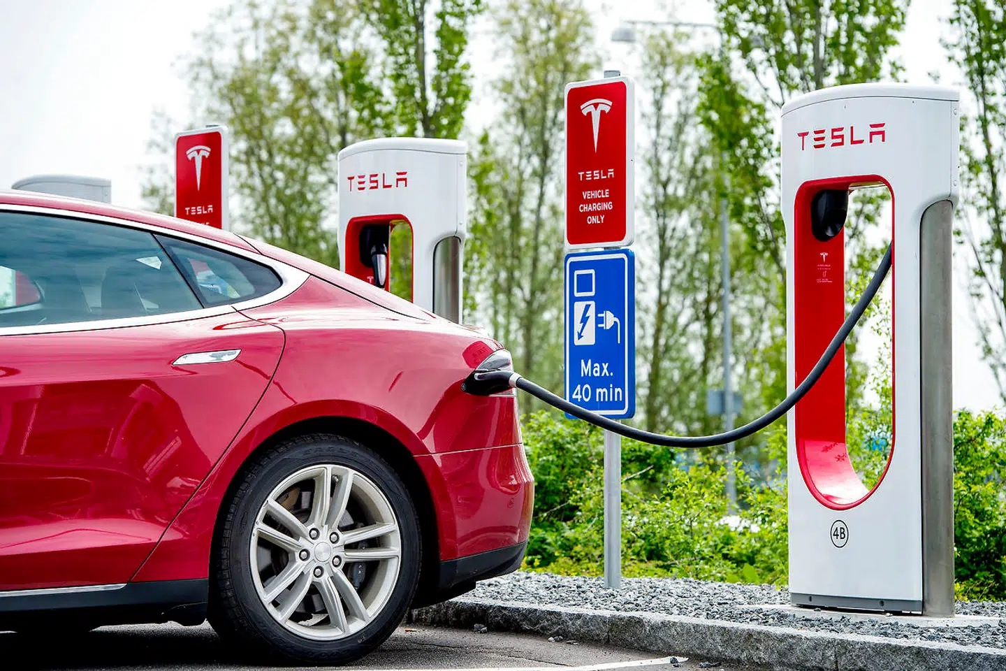 »I takt med at prisen på elbiler falder, teknologien udvikler sig, og bilkøbernes skepsis aftager, forventer vi, at salget af elbiler hurtigt stiger, og vi vurderer, at op mod 700.000-800.000 elbiler i 2030 er et sandsynligt scenario,« skriver Peter Møllgaard og Niels Buus Kristensen.