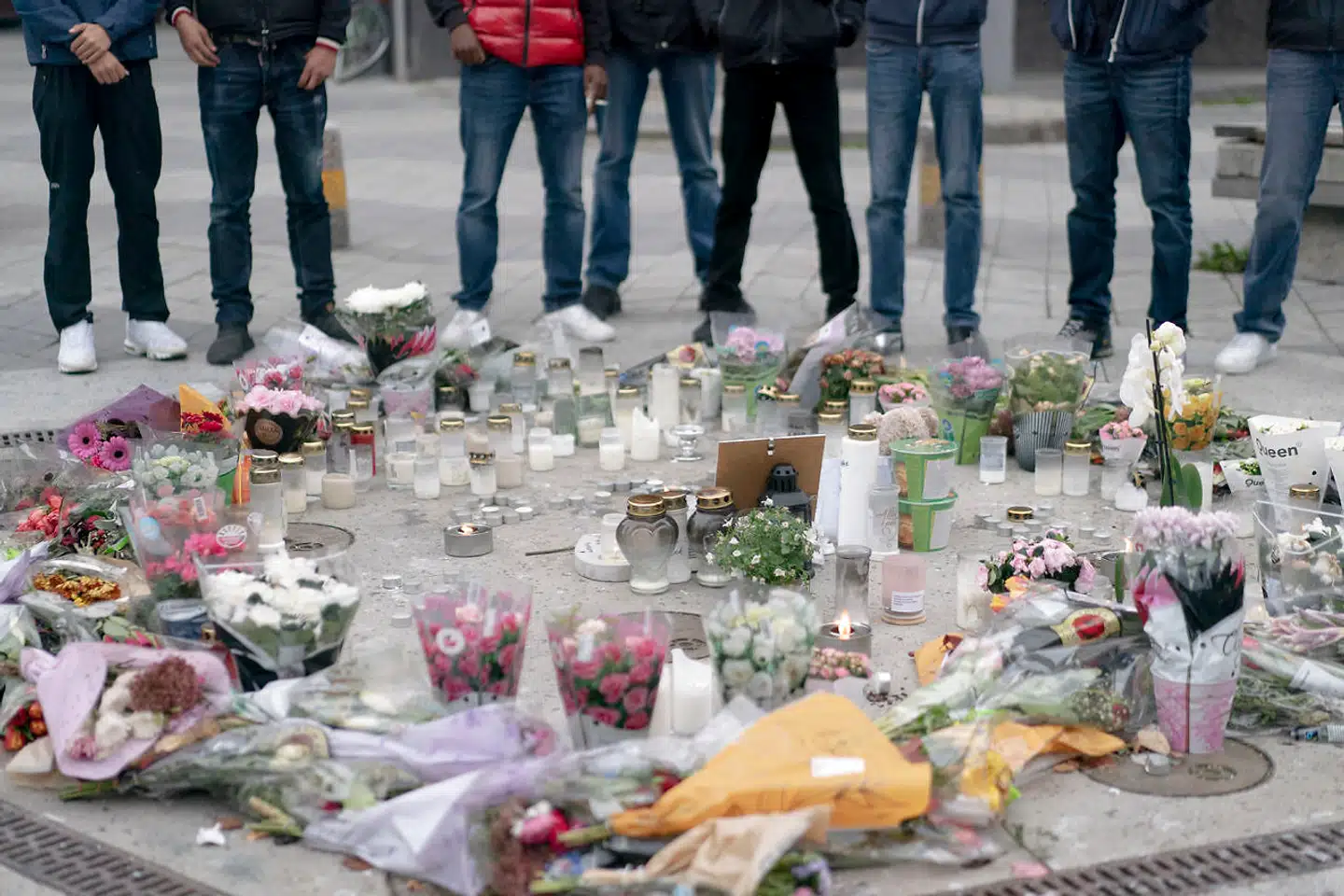 Blomster, lys og bamser. Stilheden ved mindesmærket for den dræbte 16-årige afbrydes af ordene: »Han var en god dreng.« Det var den 18. september hen på aftenen, at den 16-årige blev dræbt med flere skud midt i den svenske by Eskilstuna.