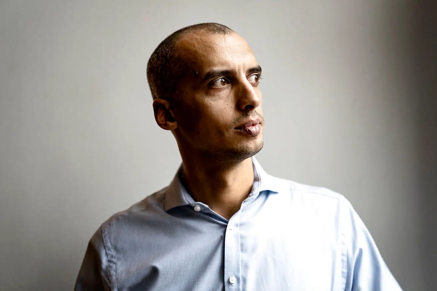 Udlændinge- og integrationsminister Mattias Tesfaye (S) er klar med regeringens seneste tiltag imod negativ social kontrol. Regeringen vil nu tage passet fra mindreårige, der er på vej til at blive tvangsgift.