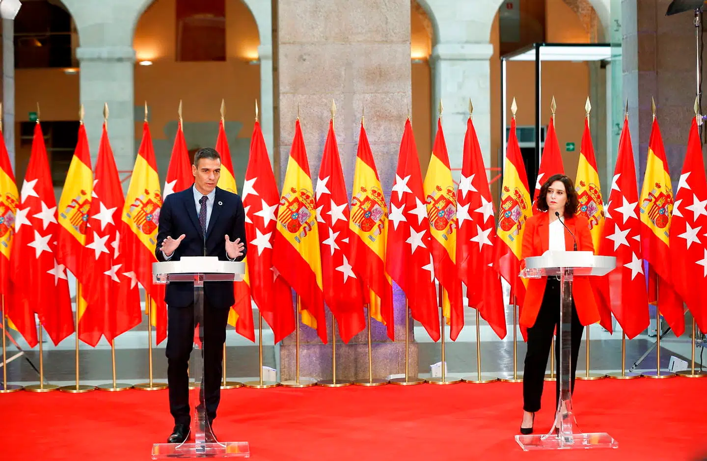 Iscenesættelsen mindede om et topmøde mellem Nordkorea og Spanien, bemærkede kommentatorer sarkastisk, da Madrids regionale præsident, Isabel Díaz Ayuso, 21. september fik »officielt« besøg af premierminister Pedro Sánchez. Forsøget på at finde en løsning på den stadig mere desperate situation i den spanske hovedstad blev i stedet startskuddet til en ugelang politisk nervekrig.