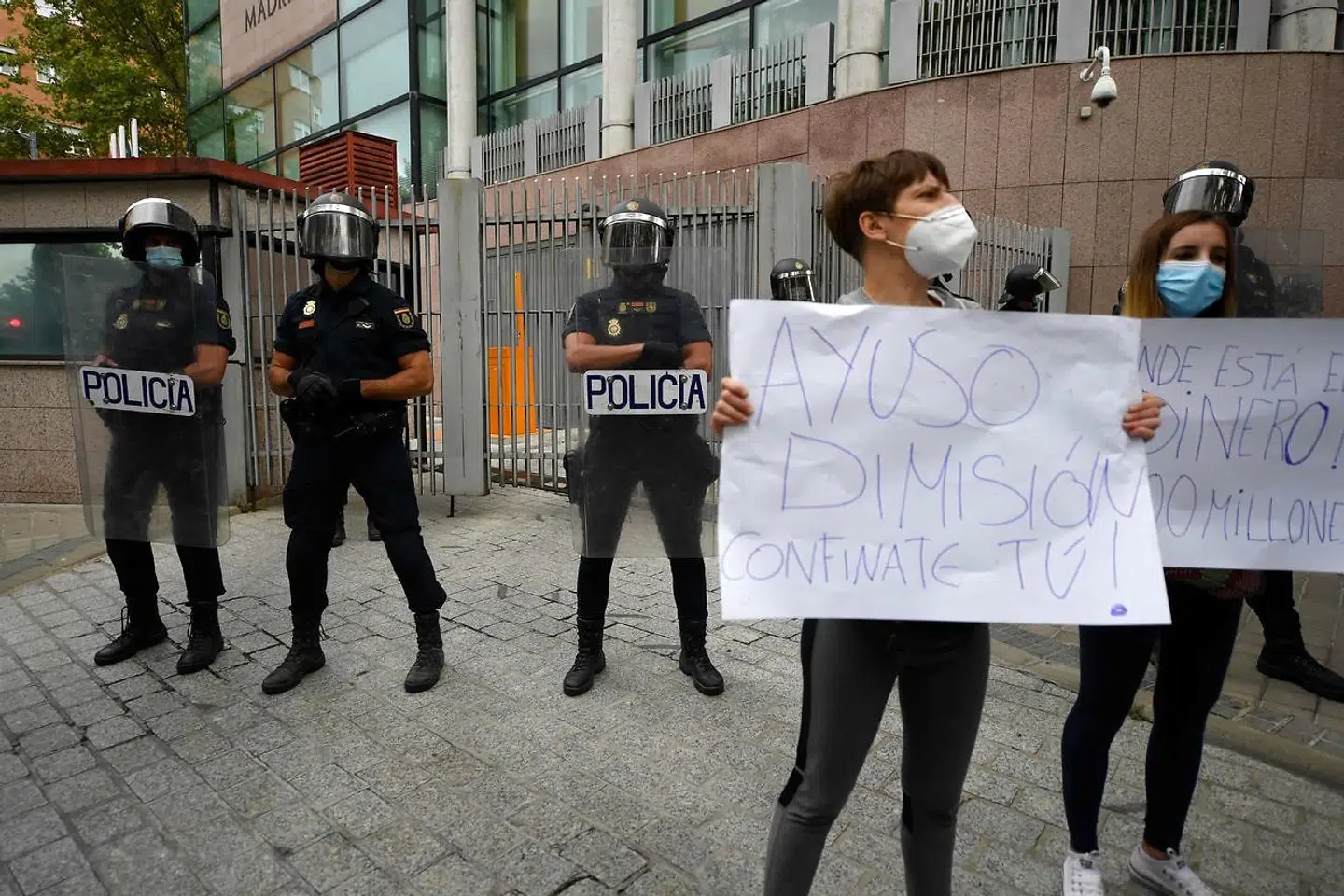 »Ayuso gå af, og sæt dig dig selv i karantæne,« foreslår en demonstrant uden for Madrids regionale parlament. Protesterne mod, at den hidtidige stramning af forholdsreglerne mod coronapandemien kun omfattede Madrids fattigste kvarterer, har været talrige de seneste dage.